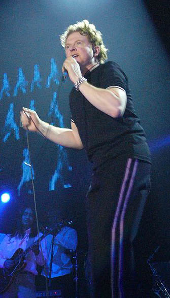 Mick_Hucknall_Bremen_2003